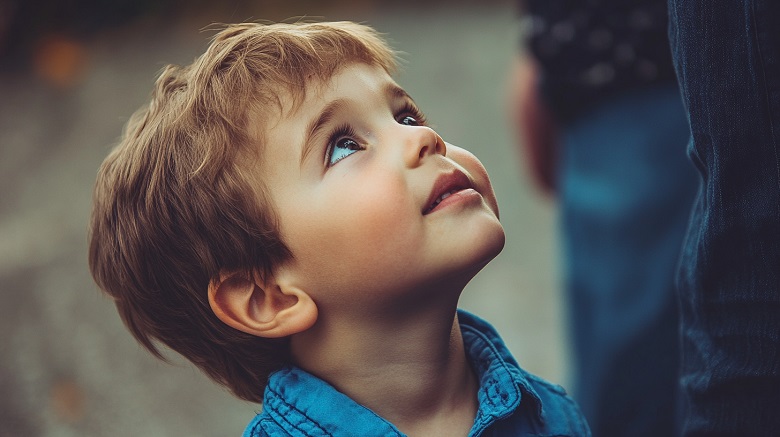 父親を見上げる3歳の男の子、ローアングル