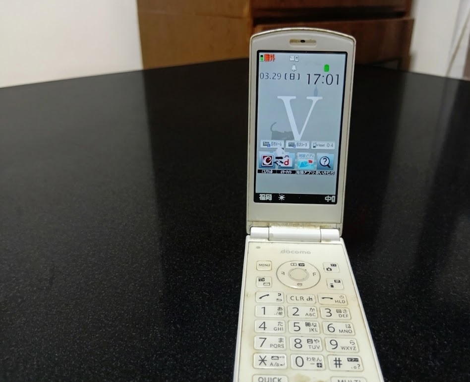 さよなら私のガラケー濃いテーブル